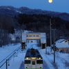 夜明け前の茂尻駅を発車したキハ40を撮る！