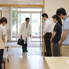 介護施設で医師が帰るたびに職員が玄関へ集合。業務を中断して行われていたお見送りが見直された話