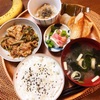 朝食ワンプレート、豚肉ともやしの炒め物、おでん、小粒納豆