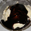 チョコレートクリームをかけた　バニラアイス