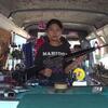 タイ北部チェンマイの銃火器の整備をする12歳の少女