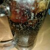 コーラを飲む時はグラスに氷を入れて注ぐべし