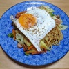 ソーセージを使った野菜たっぷりのカレー味の焼きそば　より。