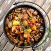 ポイキーコス／ポジェコス／ポトジコス／ポイキコス／ポイキーコース（アフリカの肉料理5）　南アフリカの伝統的なシチューです．日本語のカタカナ表記がよく分かりません．日本語のサイトを調べると５種類みつかりました．　肉・野菜・でんぷん質（ジャガイモ・米・パスタ）を層状に並べ，かき混ぜる事なく３〜６時間調理するとあります．オランダから17世紀に南アフリカに持ち込まれたオランダ式オーブンを起源とする，丸い鉄製の三脚の鍋「ポトイ」で調理されます．