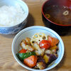 今日の食べ物　朝食に野菜とチキンのバジル