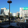 高崎駅前通り散歩　今朝は２０℃・秋晴れ・ハロウィン一色・ハイビスカス