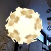 レジカウンターの天井に浮かぶ当店の満月 コハルライト