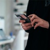 いまだに運転中にスマホを触っている輩がいるという現実
