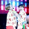 ONEW×JONGHYUN 2人が向き合う写真