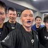 若者とおじさん。