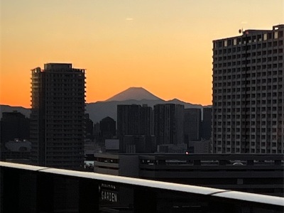 富士山、スカイツリー、東京タワー〜ビルの窓に賀正の文字みっけ〜