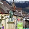 フランスの田舎町で町内のあちこちに下着が干される珍事が発生