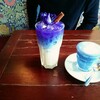 中年男性がバンコクのお洒落なカフェ『Blue Whale Cafe』で青いラテ飲んだり