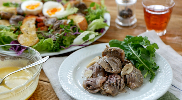 砂肝はじっくり加熱すれば柔らかな食感に！湯煎で作る「砂肝のコンフィ」が万能すぎる【美窪たえ】