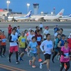 早朝の滑走路、500人駆ける　阿蘇くまもと空港でマラソン