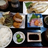 境港市の『お食事処 海心』さんでお昼ご飯。1000円の日替り昼定食。最近お気に入りです。食後にはお昼休みを使って、島根半島のドライブへ。『雲津』っていう集落、初めて行ってみました！！