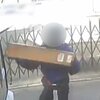 不在でイライラ 佐川配達員が荷物投げつけのニュース SNSの動画は想像以上で衝撃