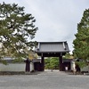 京都御苑「閑院宮邸」床紅葉、山茶花と南天が彩る庭園。