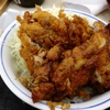 黒胡椒から揚げとチキンカツの合い盛り丼。かつや