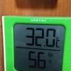 朝7時前　我が家の居間の気温計32.0℃　より。