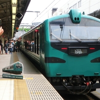 平成28年４月　キハ48系リゾートしらかみ「橅編成」（初代）車両展示会（上野駅17番線）　牽引：EF81形139号機