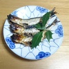 鬼退治の焼き魚の鰯と柊の葉の取り合わせて　遅れた節分　より。 