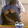 シャリ隠し！？ そこまでパンツを見せたくなければ、 スカートを履かなければいいのに・・ それでも、珍しく成功だね。 パンツを見せないで座りたい女性はご参考までに。 それでも、このセクシー女優さん・・