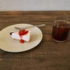 甲府の「EON coffee roasters」で苺とココナッツのレアチーズケーキ、コールドブリュー（ルワンダ）。