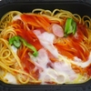 冷凍の「Bigナポリタン」へ「まぜ玉」を掛けチンして食べました‥