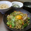 焼きラーメンとほうれん草の白和えとわかめスープと玄米ごはん　37