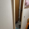 【賃貸OK】玄関にスタンドミラーを壁掛け　ホッチキスで簡単＆省スペースDIY術