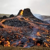 ドロドロ溶岩の噴出：Icelandの火山に野次馬が走る！ (RTE-News, Apr 6, 2021) 