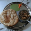 三軒茶屋の「サンバレーホテル」でCholeBhature(チョレバトゥーラ)、Lacci with Natural Rose(ローズの香りのラッシー)。