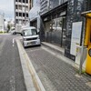 小料理屋の前に、片付け用の段ボールを置いたら、