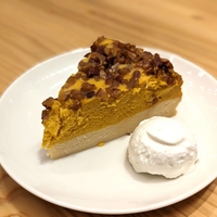 【Café&Meal MUJI】のかぼちゃのチーズケーキを食べた感想｜キャラメルナッツとトッピングしたプレーンとかぼちゃの2層のチーズケーキ