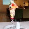 広島【クローバーズ カフェ】飴細工の貴公子が彩る季節のフルーツパフェ