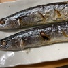 秋刀魚を食べる