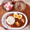 チキンカレー、ギリシャヨーグルト。