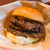 ほぼ茶色しか見えない、圧巻の肉グルメバーガー（HORLY'S BURGER）