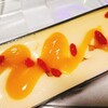 マンゴーとゴジベリーの杏仁クリームチーズケーキ