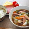 レンジで1人分をサクッと。1食分の野菜がとれる「ランチョンミートみそ汁」のレシピ