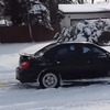スバルWRXすげぇ！雪道で動けないパトカーを助ける動画