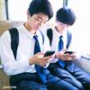 スマートフォンでChatGPT、高校生が