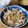 今日の食べ物　朝食に豚肉と玉葱の炒め物