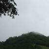 風も吹く曇るから雨。