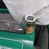 緑色のリサイクルボックスの上に山積みになったゴミのリアルな画像です。ごみ箱のオーバーフローの原因は