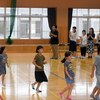 小中学校で始業式　プレハブの仮設校舎も