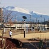 「佐久の季節便り」、白銀の浅間が見守る中、第４回市民交流ひろば・「小学生周回駅伝大会」。