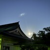 真冬の夜明け前に見上げる満月、その美しさ。