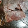 残り半分のお肉は小麦粉をまぶして冷凍する(๑•̀o•́๑)۶